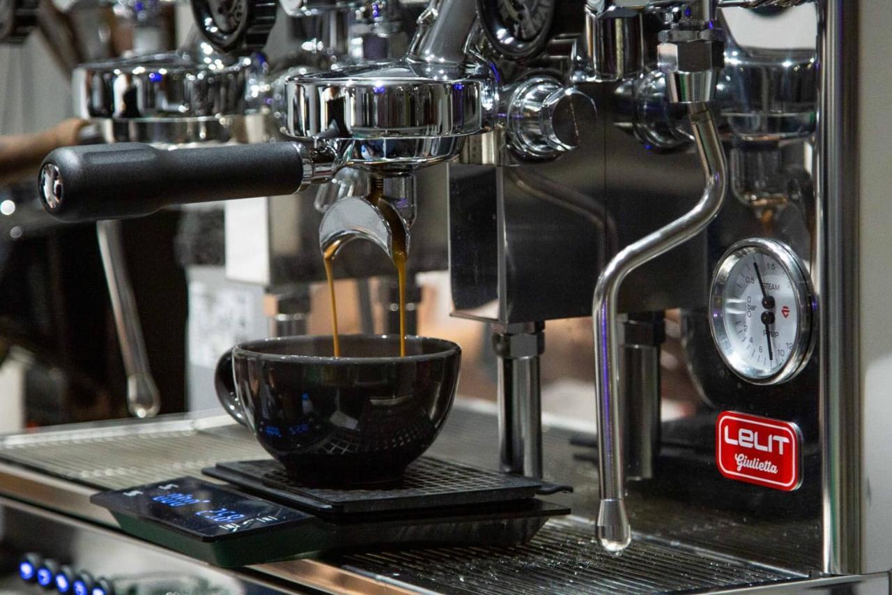 Saraya Corniche Hotel Doha Exterior foto Espresso machine