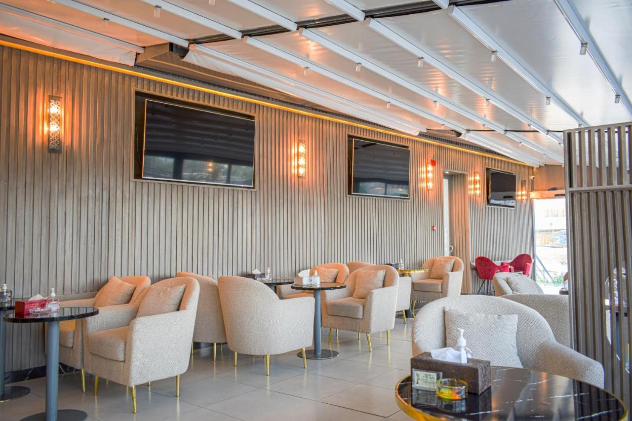 Saraya Corniche Hotel Doha Exterior foto The interior of the lounge