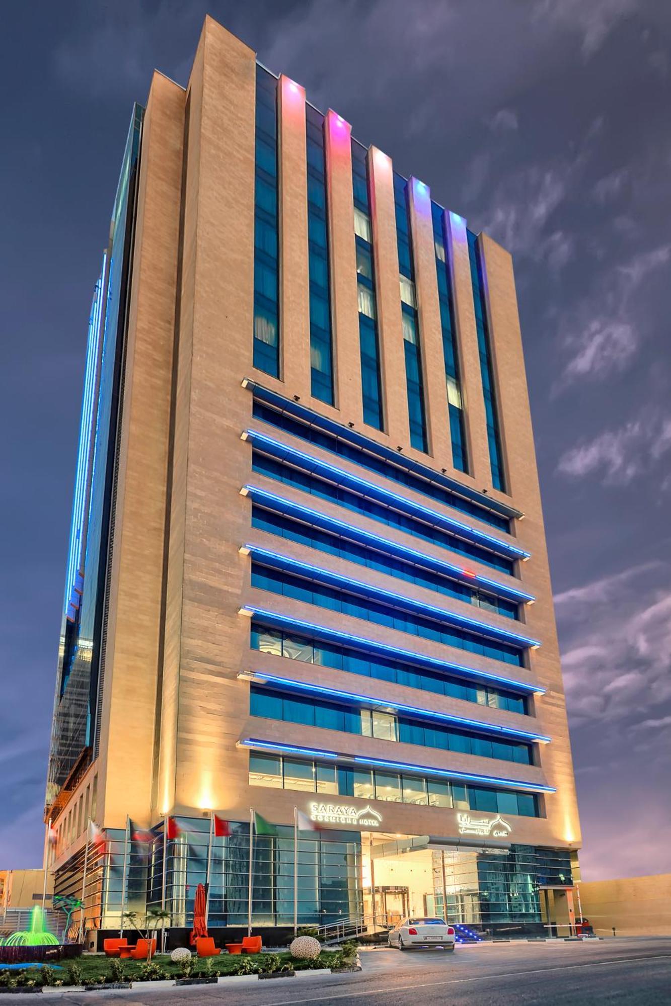 Saraya Corniche Hotel Doha Exterior foto The hotel at night